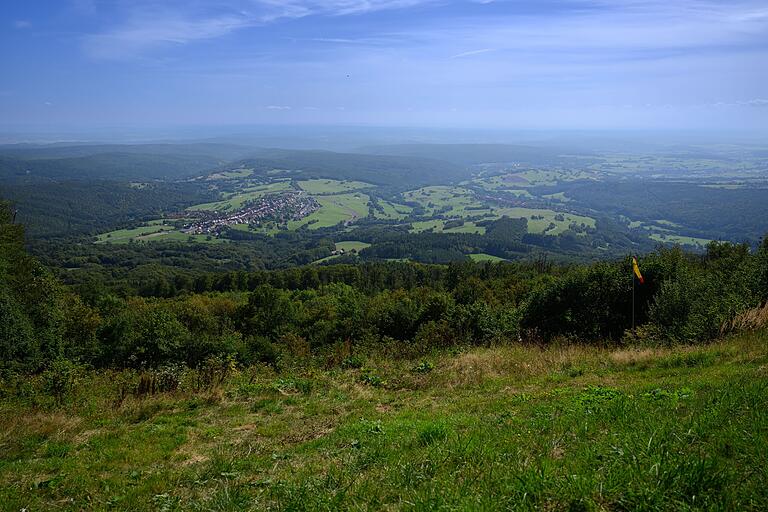 Wer den Gipfel mit dem Rad erklimmt, wird mit einem tollen Blick auf Sandberg und die südöstliche Vorrhön belohnt. Wer den Gipfel mit dem Rad erklimmt, wird mit einem tollen Blick auf Sandberg und die südöstliche Vorrhön belohnt.