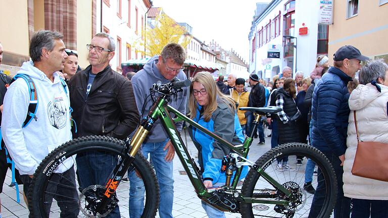 E-Bikes sind aktuell im Trend. Auch der Fahrradladen 'Saale Velo' in Hammelburg schwimmt auf dieser Welle mit. - E-Bikes sind aktuell im Trend. Auch der Fahrradladen 'Saale Velo' in Hammelburg schwimmt auf dieser Welle mit. E-Bikes sind aktuell im Trend. Auch der Fahrradladen 'Saale Velo' in Hammelburg schwimmt auf dieser Welle mit. - E-Bikes sind aktuell im Trend. Auch der Fahrradladen 'Saale Velo' in Hammelburg schwimmt auf dieser Welle mit.