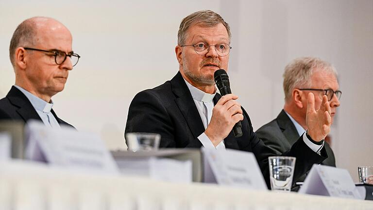 Generalvikar Jürgen Vorndran (Mitte) ging bei der Pressekonferenz des Bistums Würzburg auf den Widerstand gegen Präventionsmaßnahmen in einigen Gemeinden ein. Generalvikar Jürgen Vorndran (Mitte) ging bei der Pressekonferenz des Bistums Würzburg auf den Widerstand gegen Präventionsmaßnahmen in einigen Gemeinden ein.
