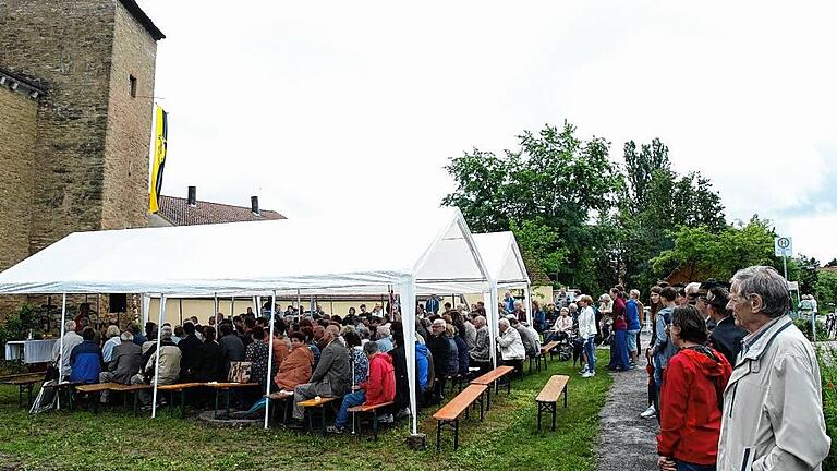 Vor gelegentlichen Regenschauern schützten am Sonntag Pavillons die Gäste beim offiziellen Akt zur Fertigstellung der Arbeiten an den Grabengärten in Mainbernheim.