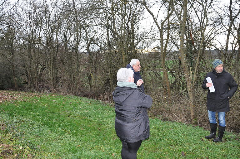 Der Bauausschuss besichtigte am Montag einen zugewachsenen Feldweg am Westrand des Neubaugebiets 'Sauleite' in Obertheres. Der Weg soll eventuell wieder freigelegt werden. Rechts: Bürgermeister Matthias Schneider.