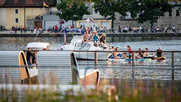 Auf Booten und vom gegenüberliegenden Mainufer aus genossen die Menschen kostenlos die Konzerte am Kitzinger Stadtbalkon. Das führte zu einer breiten Debatte weit über die Stadt hinaus.