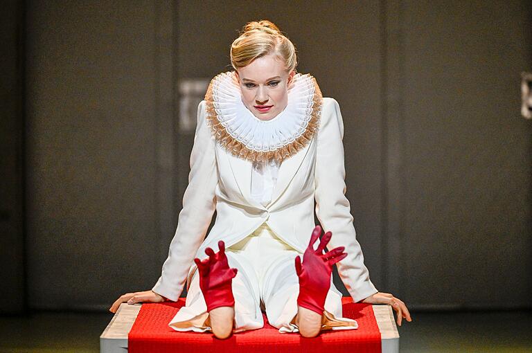 Hinreißendes Puppenspiel mit blutroten Handschuhen: Eva-Lina Wenners als Elisabeth. Hinreißendes Puppenspiel mit blutroten Handschuhen: Eva-Lina Wenners als Elisabeth.