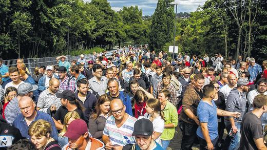 Attraktion Fußball: Zum Pokalspiel im August gegen Fortuna Düsseldorf drängten zahlreiche Menschen ins Stadion. Die Anwohner des Dallenbergs ärgerten sich über die verstopften Straßen.SILVIA GRALLA