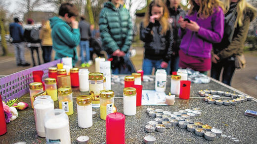 Gedenken an die Opfer: Schüler haben vor dem Joseph-König-Gymnasium in Haltern Kerzen angezündet. Beim Absturz der Germanwings-Maschine in Frankreich sind auch 16 Schüler und zwei Lehrer aus Haltern verunglückt.