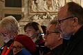 Adventstunde des Chores &bdquo;Werntal tonal&ldquo;       -  (weg) Zum Adventlichen Konzert des Wernecker Chores &bdquo;Werntal tonal&ldquo; war die Schlosskirche Werneck bis auf den letztmöglichen Platz gefüllt. Bei Kerzenlicht und Sternenschein versetzte der Klangkörper unter Leitung von Rudolf Wurm die Besucher in vorweihnachtliche Stimmung. Im Programm wechselten Lieder aus vielen Ländern und Sprachen mit Weihnachtsgeschichten und zu den Liedern hinführende oder erklärende Texte. Einen besonderen strahlenden Glanz steuerte das Bläserensemble &bdquo;Drei im Weckle&ldquo; bei. Der &bdquo;Ableger&ldquo; des Musikverein Werneck mit den Musikern Geschwister Katharina und Pauline Weck, Lukas Kuhn, Christian Neeb und Patrick Rottmann musizierte feierlich wie traditionell, auch recht beschwingt und rhythmisch. Hatte Werner Hornung, Vorstand des Gesangverein Liederkranz 1876 Werneck begrüßt, so lud zweite Vorsitzende Anne Ursel am Ende zum gemütlichen Beisammensein im Schloss-Ehrenhof ein.