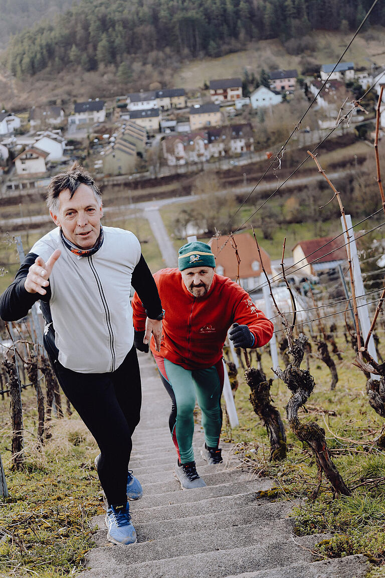 Sich gegenseitig motivieren, so wie beim Treppenlauf während des gemeinsamen Sportprogramms, das zeichnet ihre Freundschaft aus, sagen Rainer Kinscher (links) und Erhard 'Schlatt' Götzelmann. Auch in schwierigen Zeiten waren sie immer füreinander da.