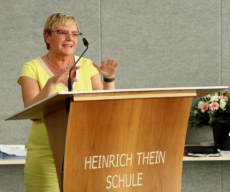 Staatssekretärin Sabine Dittmann bei ihrer Festrede Staatssekretärin Sabine Dittmann bei ihrer Festrede