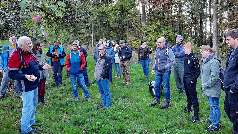 Gerade für Familien ist die Streuobstexkursionen mit Pomologe Wolfgang Subal ein besonderes Naturerlebnis. Hier die Teilnehmer 2022 in den Streuobstbeständen am Schafthof in Königsberg.