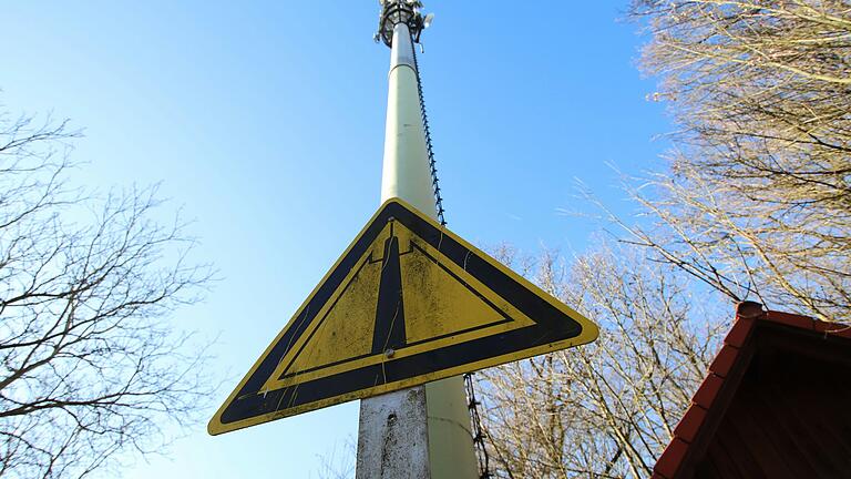 Die Gemeinde Sackenbach kämpft seit einiger Zeit mit schlechtem Mobilfunkempfang von Vodafone. Das Bild zeigt einen Vodafone Funkmasten an der A7 bei Sulzfeld am Main. (Symbolbild) Die Gemeinde Sackenbach kämpft seit einiger Zeit mit schlechtem Mobilfunkempfang von Vodafone. Das Bild zeigt einen Vodafone Funkmasten an der A7 bei Sulzfeld am Main. (Symbolbild)