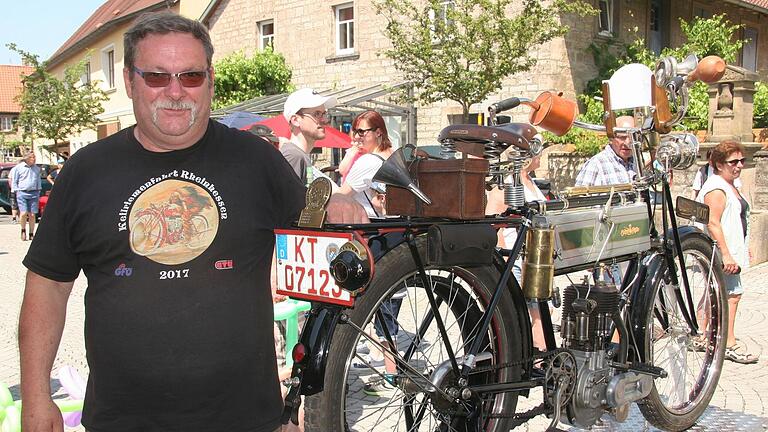 Der Marktbreiter Rudi Spörer (links) vor seiner Triumph aus dem Baujahr 1907. Mit disesem betagten Zweirad reist er jetzt ins Mekka der Oldtimer-Motorräder