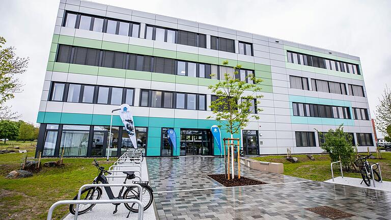 Neben den Mathematik-Gebäuden auf dem Hubland-Campus Nord ist in nur einem Jahr reiner Bauzeit das neue KI-Zentrum CAIDAS entstanden – finanziert mit Mitteln der bayerischen Hightech-Agenda. Neben den Mathematik-Gebäuden auf dem Hubland-Campus Nord ist in nur einem Jahr reiner Bauzeit das neue KI-Zentrum CAIDAS entstanden – finanziert mit Mitteln der bayerischen Hightech-Agenda. 