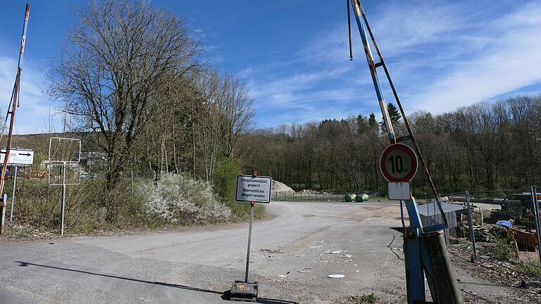 Bevor der neue Grünabfallplatz in der Querteichstraße fertiggestellt werden kann, muss zunächst der Untergrund untersucht werden.