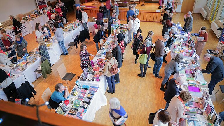 Sachbücher, Romane, Reiseliteratur, Gedichtbände und Kinderbücher konnten die Besucherinnen Besucher bei der 'Winterlese' entdecken und auch erwerben.