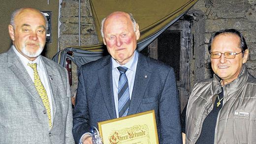 Hohe Auszeichnung: Winfried Benner (Mitte) wurde zum Ehrenvorsitzender der Hammelburger Tafel ernannt. Es gratulierten der neue Vorsitzende Dieter Roth (links) und sein Stellvertreter Ewald Hupp.