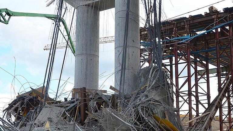 Mit einjähriger Verzögerung ist der erste Neubau der Schraudenbach-Brücke auf der A 7 bei Werneck (Lkr. Schweinfurt) fertiggestellt worden. Am kommenden Montag sollen dort die ersten Fahrzeuge rollen.