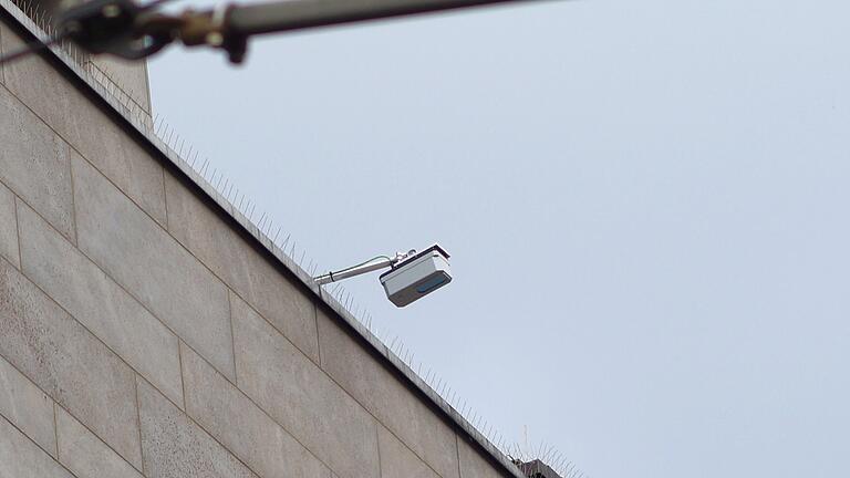 Kaum erkennbar ist ein Laser an der Fassade des s.Oliver-Gebäudes an der Ecke Marktplatz/Schönbornstraße angebracht. Doch welche Funktion hat er dort oben?