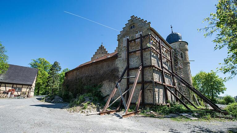 Im Herbst 2017 erfolgten Notsicherungsmaßnahmen am Schloss, das in seinem Bestand gefährdet ist.