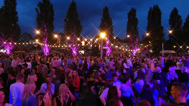 Beste Stimmung und ein Regenschauer beim Altmainweinfest in Sand.