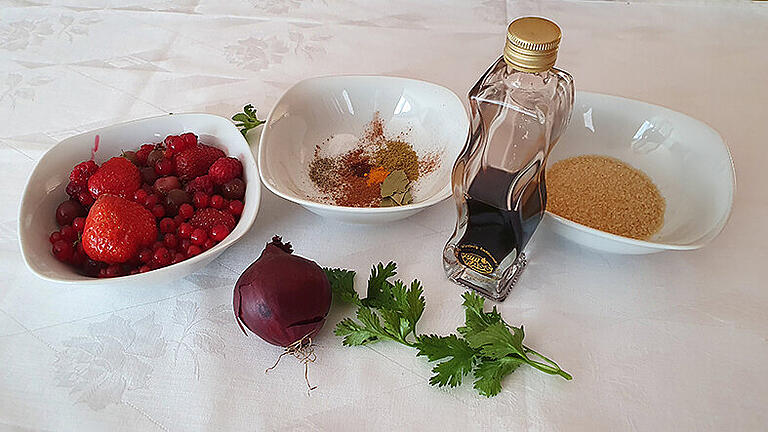 Beeren gehen auch herzhaft: Aus diesen Zutaten lässt sich ein leckeres Beeren-Chutney zubereiten - und in Gläser abgefüllt kann der Sommer sogar haltbar gemacht werden. Beeren gehen auch herzhaft: Aus diesen Zutaten lässt sich ein leckeres Beeren-Chutney zubereiten - und in Gläser abgefüllt kann der Sommer sogar haltbar gemacht werden.