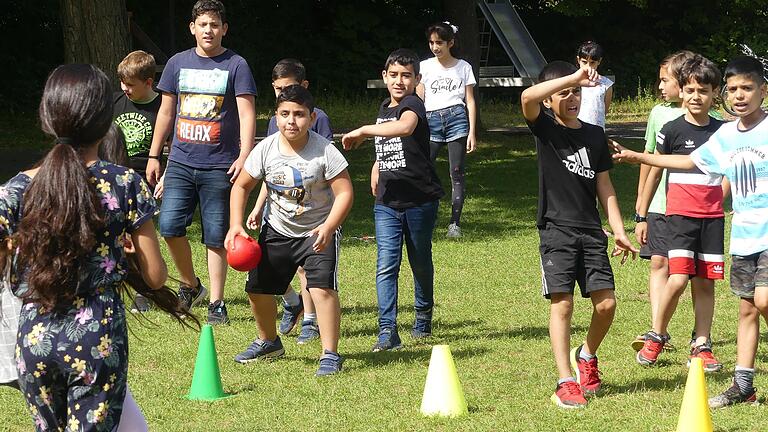 Wenn Rückertschüler Völkerball spielen, trifft sich herkunftsmäßig die halbe Welt – wie hier in der Sommerschule der 'Elternschmiede'.