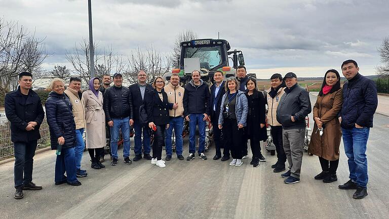 Pflanztechnik, Biogas und Wasserspeicherung: Die Gruppe aus Kasachstan besuchte den Bio-Gemüsebaubetrieb Schlereth in Unterpleichfeld.