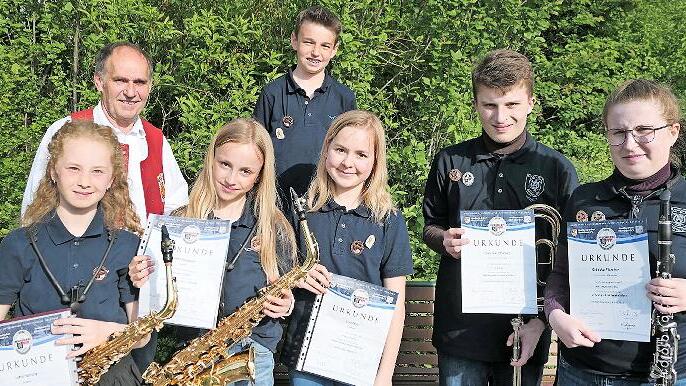 Der Ausbildungsleiter der Blaskapelle Ebenhausen, Richard Dees (hinten links) gratuliert (vorne von links) Leni Zänglein, Lotte Hartung (Altsaxofon D1), Leni Dees (Trompete D1) sowie Christian Plescher (Posaune D2), Rebekka Plescher (Klarinette D2... - Der Ausbildungsleiter der Blaskapelle Ebenhausen, Richard Dees (hinten links) gratuliert (vorne von links) Leni Zänglein, Lotte Hartung (Altsaxofon D1), Leni Dees (Trompete D1) sowie Christian Plescher (Posaune D2), Rebekka Plescher (Klarinette D2) und Leo Pfeuffer (Posaune D1). Der Ausbildungsleiter der Blaskapelle Ebenhausen, Richard Dees (hinten links) gratuliert (vorne von links) Leni Zänglein, Lotte Hartung (Altsaxofon D1), Leni Dees (Trompete D1) sowie Christian Plescher (Posaune D2), Rebekka Plescher (Klarinette D2... - Der Ausbildungsleiter der Blaskapelle Ebenhausen, Richard Dees (hinten links) gratuliert (vorne von links) Leni Zänglein, Lotte Hartung (Altsaxofon D1), Leni Dees (Trompete D1) sowie Christian Plescher (Posaune D2), Rebekka Plescher (Klarinette D2) und Leo Pfeuffer (Posaune D1).