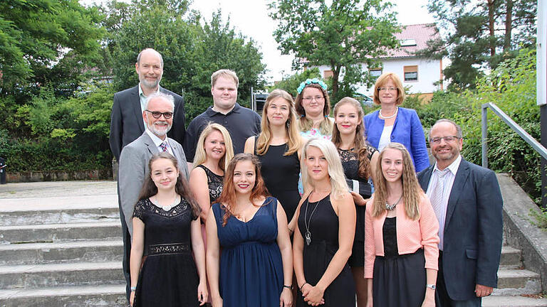 Der Leiter der Berufsfachschulen Georg Gißler (rechts) und die Fachbetreuer der Schulen Claus Berger (oben links), Eva Schorer (oben rechts) und Elmar Wiessner (links, 2. Reihe) gratulierten den Jahrgangsbesten. Foto: Heike Beudert - Der Leiter der Berufsfachschulen Georg Gißler (rechts) und die Fachbetreuer der Schulen Claus Berger (oben links), Eva Schorer (oben rechts) und Elmar Wiessner (links, 2. Reihe) gratulierten den Jahrgangsbesten. Foto: Heike Beudert Der Leiter der Berufsfachschulen Georg Gißler (rechts) und die Fachbetreuer der Schulen Claus Berger (oben links), Eva Schorer (oben rechts) und Elmar Wiessner (links, 2. Reihe) gratulierten den Jahrgangsbesten. Foto: Heike Beudert - Der Leiter der Berufsfachschulen Georg Gißler (rechts) und die Fachbetreuer der Schulen Claus Berger (oben links), Eva Schorer (oben rechts) und Elmar Wiessner (links, 2. Reihe) gratulierten den Jahrgangsbesten. Foto: Heike Beudert