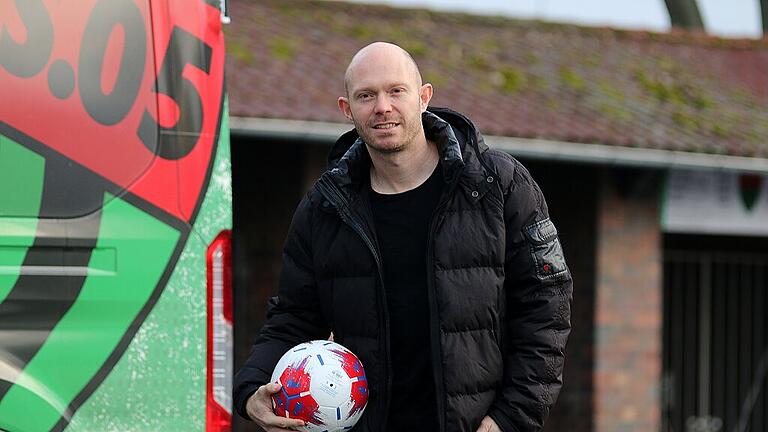 Will den Jugendlichen in der Region zum Durchbruch verhelfen: Florian Galuschka, hier vor dem Schweinfurter Willy-Sachs-Stadion, wo seine Profi-Karriere begann. Will den Jugendlichen in der Region zum Durchbruch verhelfen: Florian Galuschka, hier vor dem Schweinfurter Willy-Sachs-Stadion, wo seine Profi-Karriere begann.