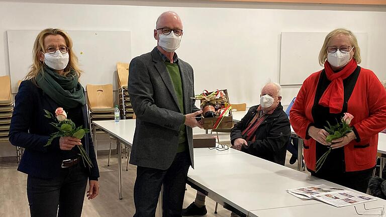 Geschäftsführerin Anke Schäflein und Vorsitzender Johannes Simon bedanken sich bei Elisabeth Ambros für ihren langjährigen Einsatz im Caritasrat. Geschäftsführerin Anke Schäflein und Vorsitzender Johannes Simon bedanken sich bei Elisabeth Ambros für ihren langjährigen Einsatz im Caritasrat.
