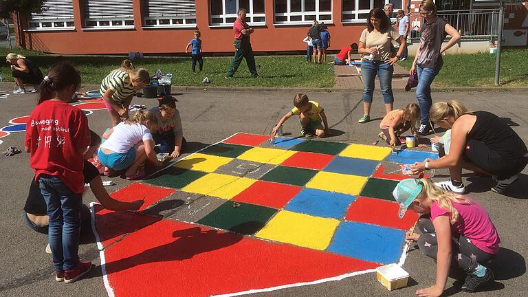 Bunt ist das Leben bisweilen an der Grundschule in Aubstadt, wo dieses Foto 2018 entstanden ist. Es werden aber immer weniger Kinder. Soll die Stadt Bad Königshofen in ihrer geplanten neuen Grundschule auch die Kinder des Schulverbands Milzgrund aufnehmen?&nbsp;