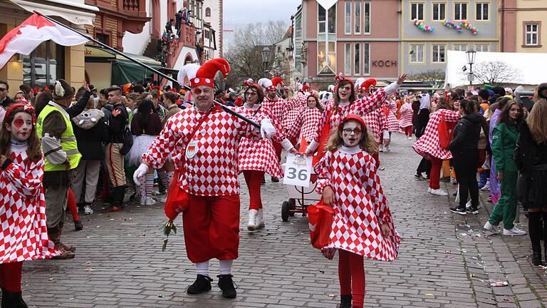 Der Faschingszug in Karlstadt quert die Altstadt in diesem Jahr aus der anderen Richtung. (Archivfoto)