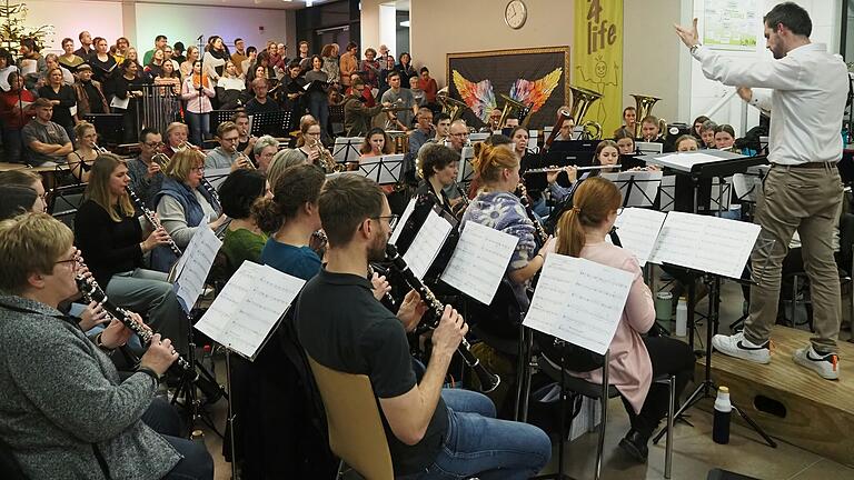 Gemeinsame Konzertprobe: Mit dem Valentin-Becker-Chor Würzburg und der Wernecker Bläserphilharmonie treten 2025 gleich zwei Ensembles zu Dreikönig an.