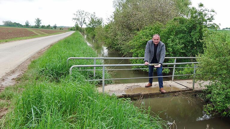 Bürgermeister Alois Fischer zeigt fünf Tage nach der Überschwemmung, wie hoch das Wasser in der Nacht auf den 4. Mai bis knapp unter dem Handlauf stand. Bürgermeister Alois Fischer zeigt fünf Tage nach der Überschwemmung, wie hoch das Wasser in der Nacht auf den 4. Mai bis knapp unter dem Handlauf stand.