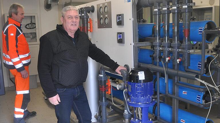 Gemeindearbeiter Werner Gerber und Bürgermeister Konrad Schlier vor der Umkehrosmose-Anlage. Gemeindearbeiter Werner Gerber und Bürgermeister Konrad Schlier vor der Umkehrosmose-Anlage.