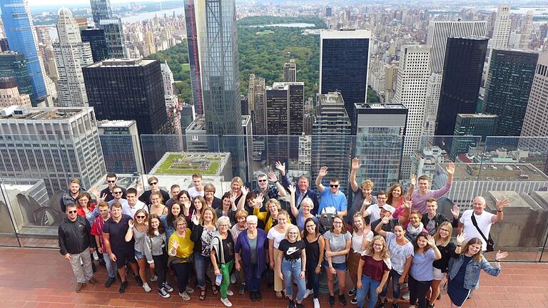 Auf dem Rockefeller-Center in New York gab es für die Musikkapelle Lengfurt ein Erinnerungsfoto vor der Skyline der Millionen-Stadt.