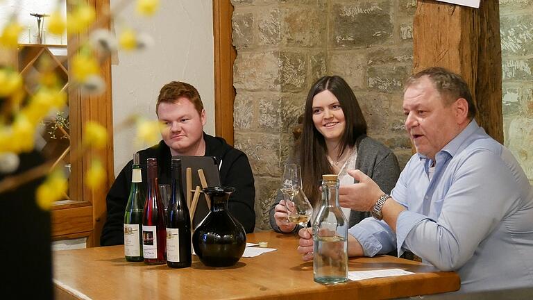 Aufgrund der Corona-Krise entschloss sich Winzermeister Ludwig Keller aus Eußenheim (rechts), zusammen mit Sohn Maximilian (links) und Tochter Eva-Maria (Mitte) zu einer digitalen Weinprobe über Instagram. Rund 150 Kunden beteiligten sich daran.