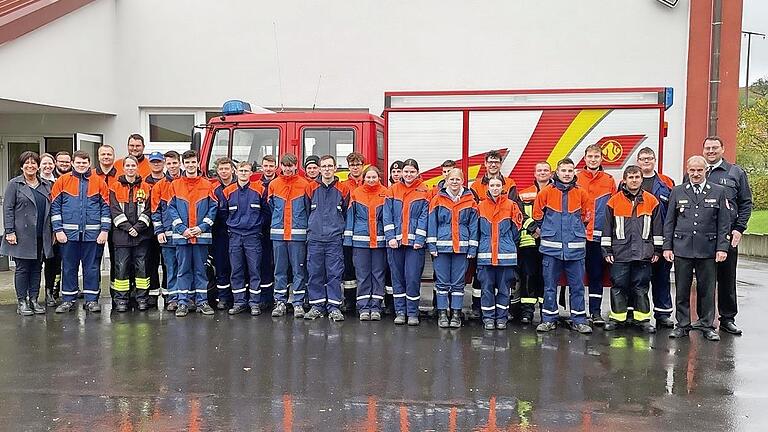 Die Teilnehmer der Modularen Truppausbildung der Feuerwehren aus dem Markt Burkardroth       -  Die Teilnehmer der Modularen Truppausbildung der Feuerwehren aus dem Markt Burkardroth