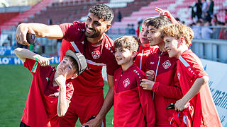 Die Würzburger Kickers siegen mit Torspektakel gegen die SpVgg Hankofen-Hailing am Samstag 12.4.25 mit 5:1 in der AKON Arena in Würzburg.