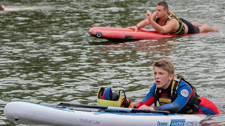 Bestens abgesichert von Wasserrettern absolvierten die Teilnehmer des Sulzfelder Duathlon die Schwimmstrecke. Bestens abgesichert von Wasserrettern absolvierten die Teilnehmer des Sulzfelder Duathlon die Schwimmstrecke.