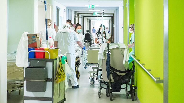 Eine Frühschicht auf einer Station im Leopoldina Krankenhaus in Schweinfurt. Für die Zukunft hat die Geschäftsführung der Klinik beschlossen, alle Patienten auf Covid-19 testen zu lassen.