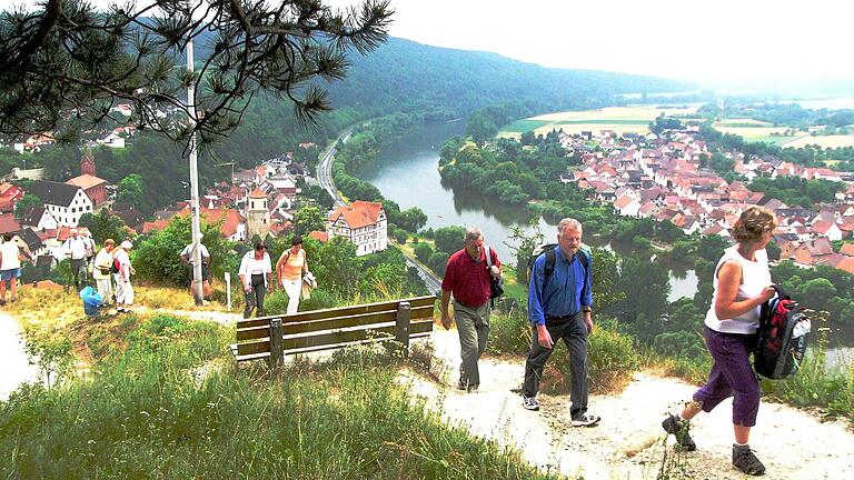 Kein Sonntagsspaziergang ist die traditionelle Homburger Weinwanderung, bei der einige Höhenmeter gemeistert werden müssen. Oben auf dem Berg warten dafür Wein und Forelle. Kein Sonntagsspaziergang ist die traditionelle Homburger Weinwanderung, bei der einige Höhenmeter gemeistert werden müssen. Oben auf dem Berg warten dafür Wein und Forelle.