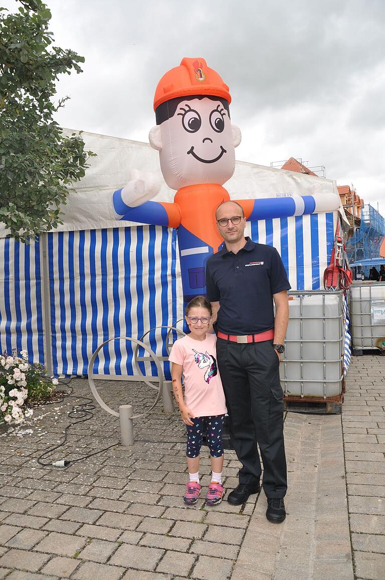 Ein überdimensionaler Feuerwehrmann sorgte für Freude bei Groß und Klein.