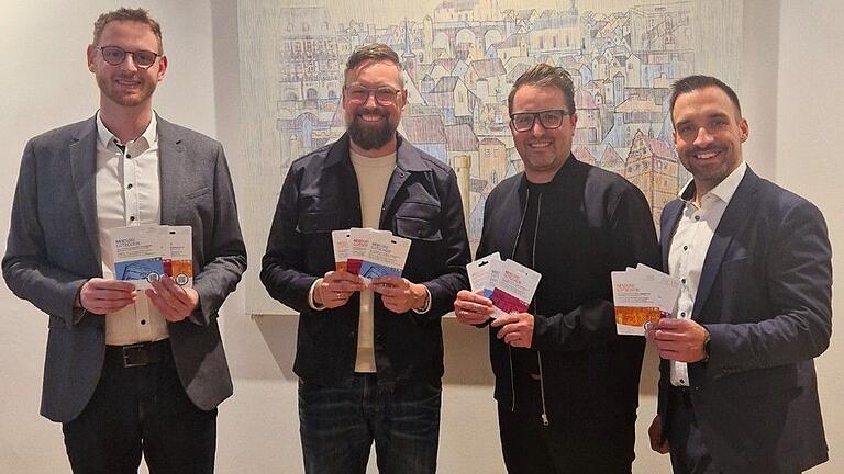 Sie stellten den neuen NES-Euro vor (von links): Geschäftsleiter Maximilian Pfister, Bernd Titius (Vorsitzender Stadtmarketing e. V.), Michael Büttner (Schatzmeister Stadtmarketing e. V.) und Bad Neustadts Bürgermeister Michael Werner.