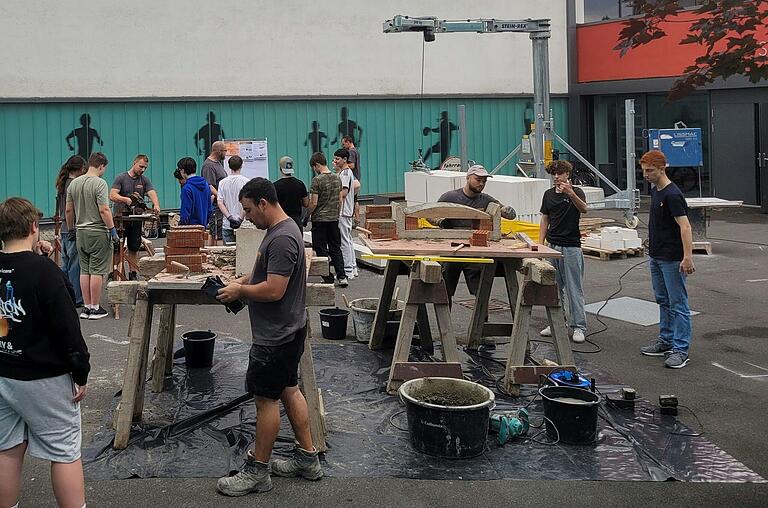 Workshops mit örtlichen Handwerksfirmen wie Dorsch-Bau aus Eibelstadt gehören an der Mittelschule in Ochsenfurt zur vertieften Berufsorientierung.