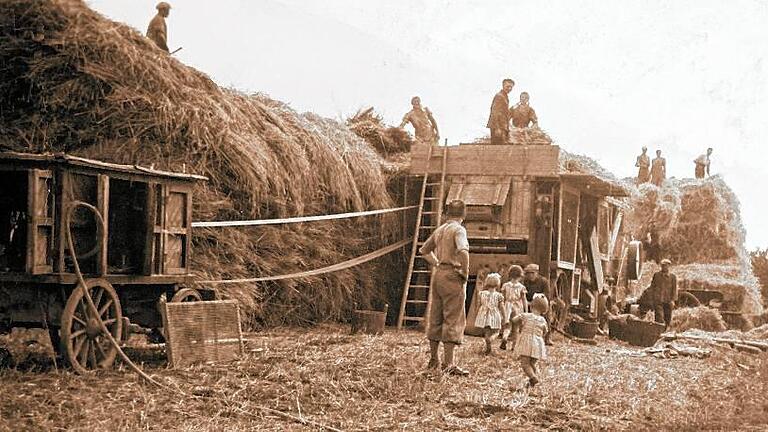 Beim Dreschen des Getreides war einst alles auf den Beinen. Auf diesem Bild der Familie Wächter (Gerolzhofen) lief die Dreschmaschine um 1935 in Herlheim bereits mit Stromantrieb.