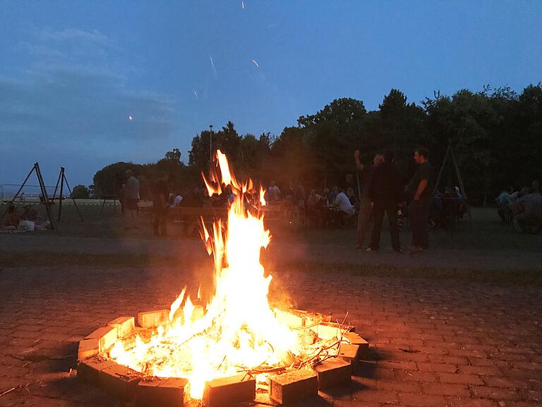 So könnte es auch Robin Hood ausgesehen haben: Das Lagerfeuer brannte am Alten Sportplatz beim ersten Treffen der Spieler des nächsten Sömmersdorfer Sommertheaters.