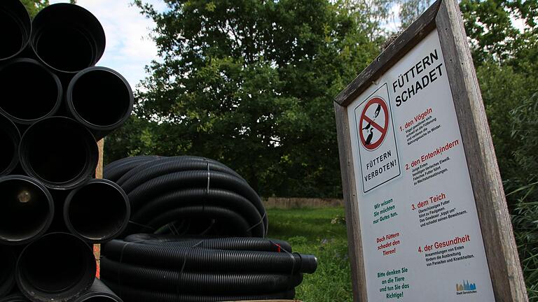 In den Nützelbachauen in Gerolzhofen haben die Arbeiten zur Erschließung des dortigen Neubaugebiets 'Nützelbach II' begonnen. Baumaterial liegt bereits am Ufer des Nützelbach-Sees bereit.