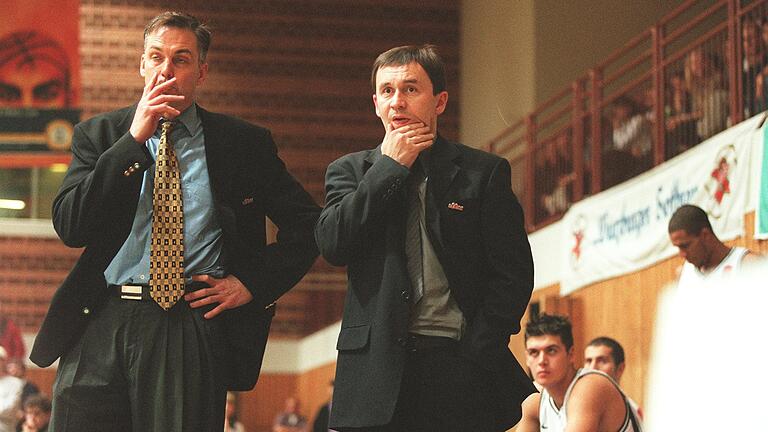 Ein erfolgreiches Duo in der Basketball-Bundesliga-Saison 200/2001: Gordon Herbert (links) mit seinem damaligen Co-Trainer der DJK Würzburg, Pit Stahl.