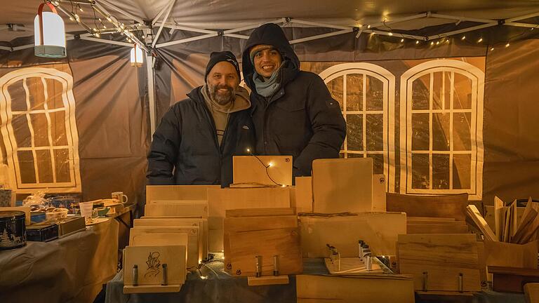 Holger Richter und David Hofacker berichten am Stand von vita est cara e.V. beim 'Fairliebt Weihnachtsmarkt' über die Arbeit auf dem Lebenshof Pegasus. Mühevoll und mit ganz viel Leidenschaft und Liebe haben Ehrenamtliche im Vorfeld gebacken, gekocht und Werkstücke aus Holz hergestellt, um den Stand des Vereins unterstützen zu können.